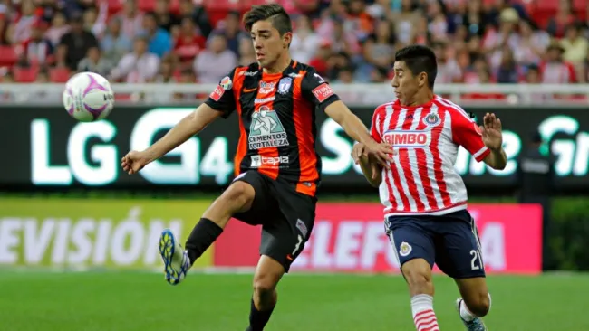 Pizarro recibe un balón durante un encuentro contra Chivas
