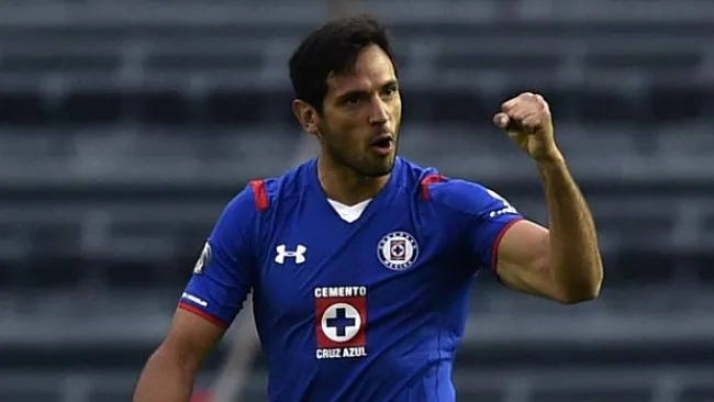 Roque Santa Cruz, en un juego de Cruz Azul