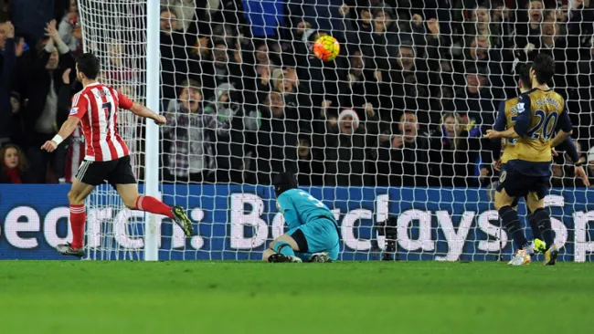 Shane Long celebra el segundo gol del partido contra Arsenal