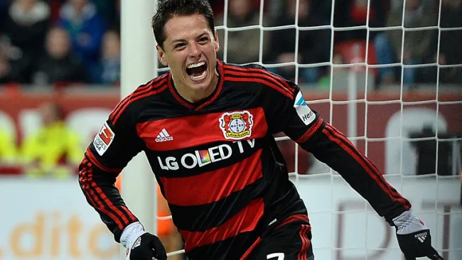 Chicharito celebra un gol con el Bayer Leverkusen