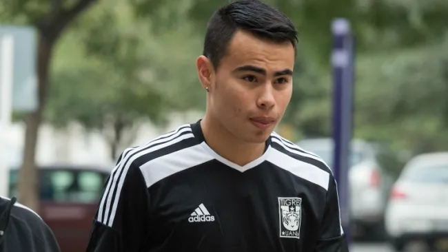 Lucas Zelarayán llegando al campamento de Tigres