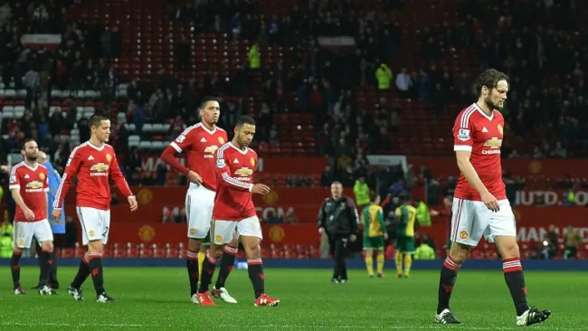Los jugadores del Manchester United salen del terreno de juego
