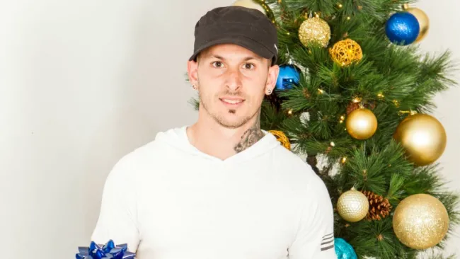Darío Benedetto posa con un árbol navideño