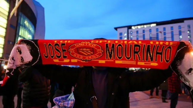 Aficionado del Manchester United muestra la bufanda