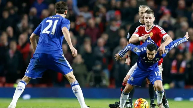 Pedro pelea el balón frente a Schneiderlin