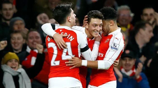 Özil celebra el segundo tanto del Arsenal
