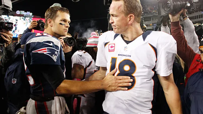 Brady y Manning se saludan después de un juego