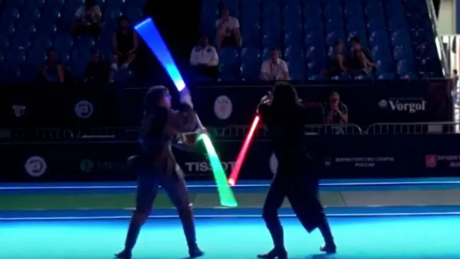 Los alumnos pelean con sables de luz