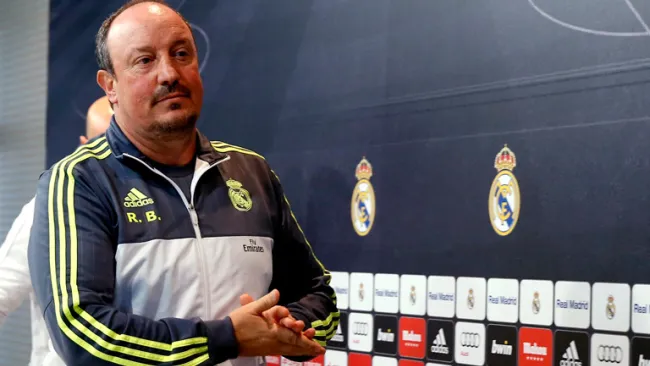 Rafa Benítez arriba a la rueda de prensa
