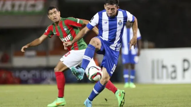 Herrera defiende el esférico en la media