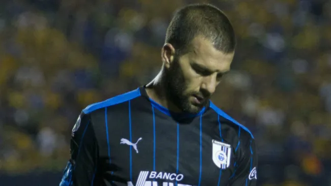 Emanuel Villa, en un partido de Gallos Blancos 