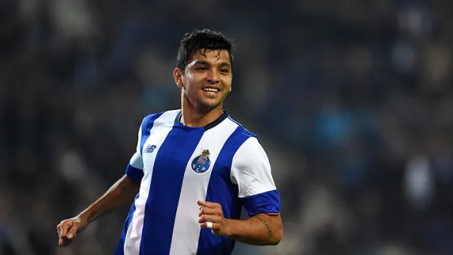 Tecatito Corona en partido con el Porto 