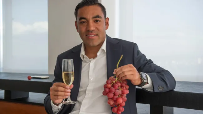 Marco Fabián posa con su copa y un ramo de uvas