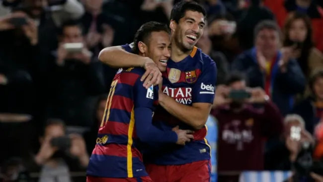Luis Suárez y Neymar festejan un gol