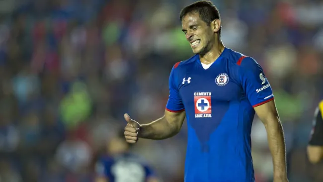 Roque Santa Cruz se lamenta en juego con Cruz Azul 