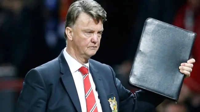 Van Gaal saluda tras un partido del Manchester United
