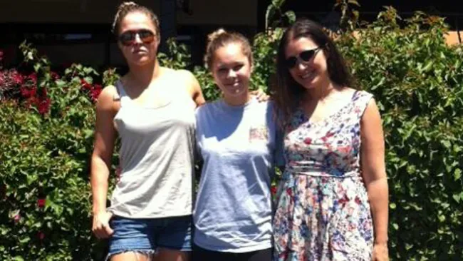 Ronda Rousey junto a sus hermanas, Julia y Maria