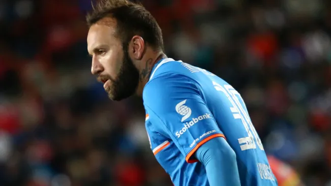 Matías Vuoso durante un duelo con Cruz Azul