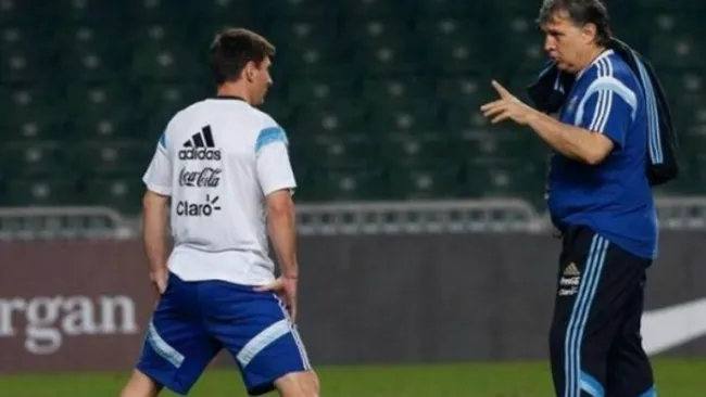 Martino dando indicaciones a Messi con Argentina