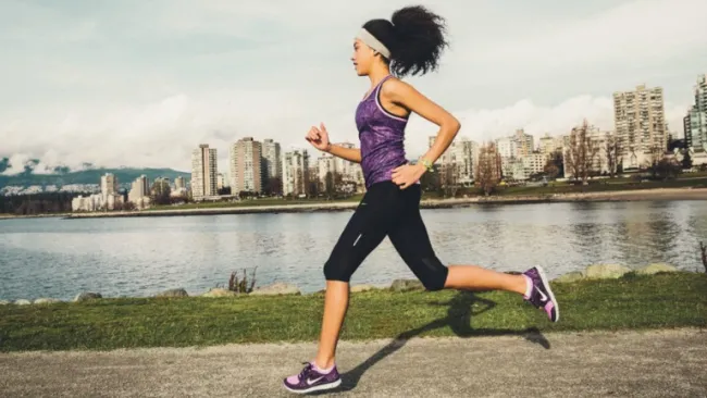 Una corredora realiza su entrenamiento