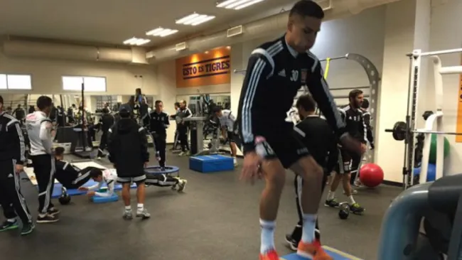 Luis Silva realizando el entrenamiento con Tigres