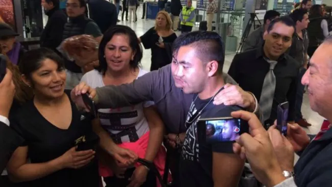 Marco Fabián siendo despedido por muchos aficionados