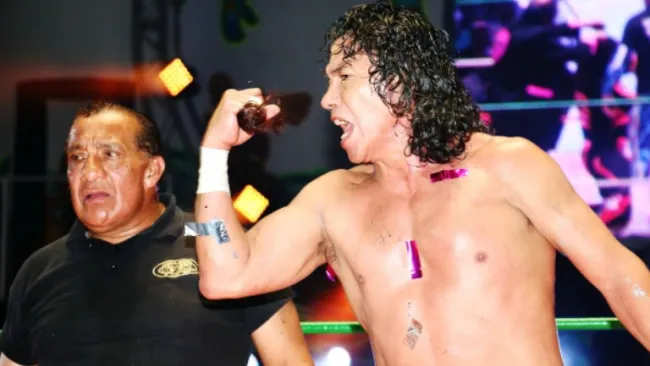 Negro Casas festeja con un mechón de Súper Parka