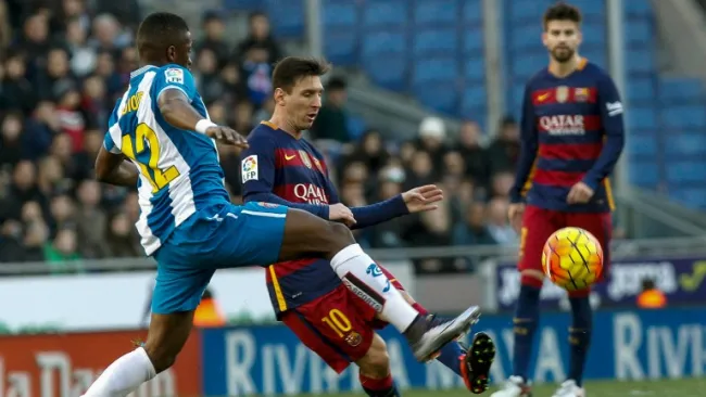 Messi saca un remate durante el encuentro frente al Espanyol