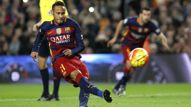 Neymar dispara el esférico