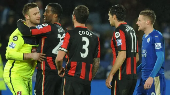 Jugadores del Bournemouth celebran con Boruc, después de parar un penalti