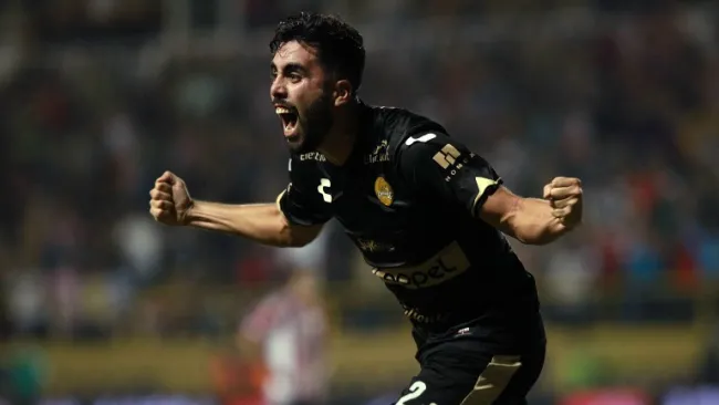Nestor Vidrio celebra un gol con Dorados