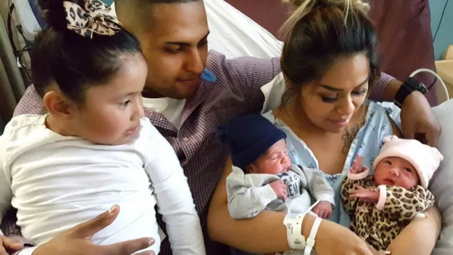 Los mellizos en compañía de sus padres