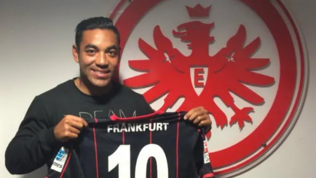 Fabián posa con la camiseta de su nuevo equipo