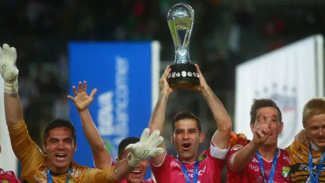 Rafael Márquez levanta el trofeo de la Liga MX