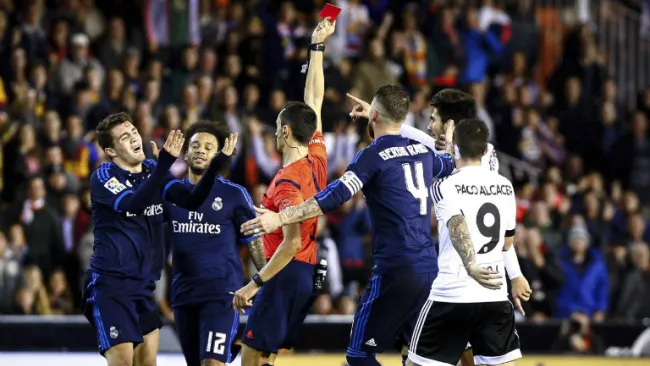 Momento en que Kovacic recibe tarjeta roja