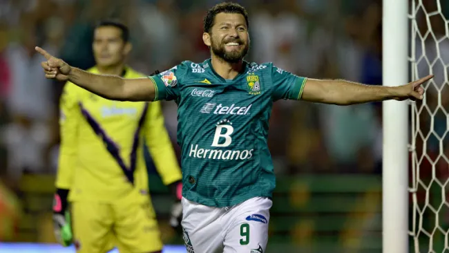 Miguel Sabah festeja uno de sus goles con León 