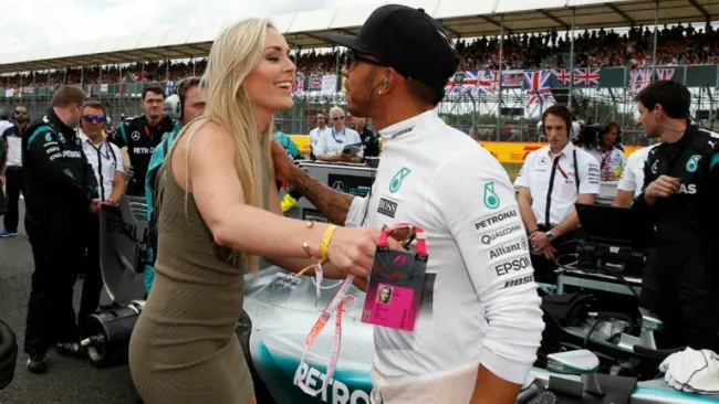 Lindsey Vonn y Lewis Hamilton se saludan