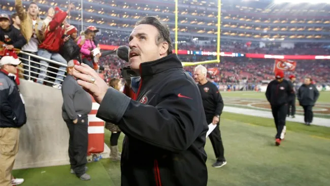Jim Tomsula durante un encuentro de 49ers