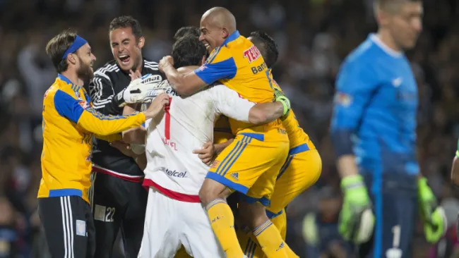 Jugadores de Tigres celebran tras conquistar el A2015