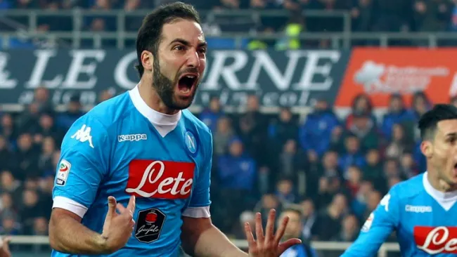 Gonzalo Higuaín celebra un gol con el Nápoles