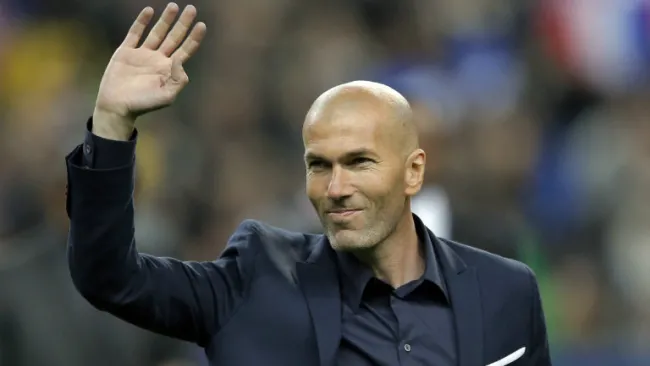 Zidane saluda a la tribuna 