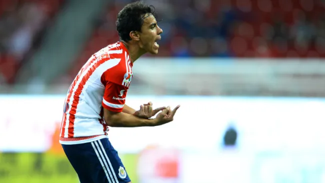 Bravo se lamenta tras fallar una oportunidad con Chivas