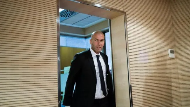 Zidane entra a la sala de prensa del Real Madrid