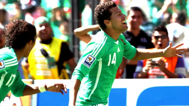 Miguel Sabah celebra su gol contra Estados Unidos en 2009