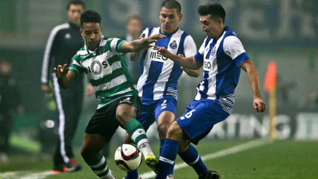 Herrera compite por el esférico en duelo contra el Sporting