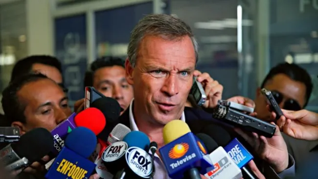 Andrés Fassi, hablando para los medios de comunicación