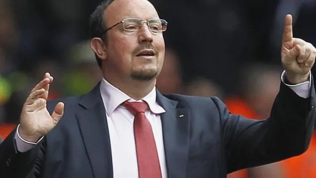 Rafael Benítez da indicaciones en un juego