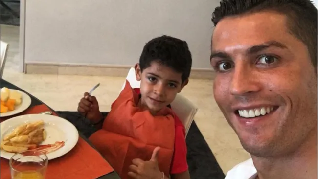 Cristiano se toma un selfie con su hijo