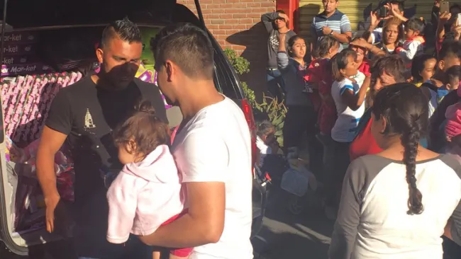 Cortés regala juguetes en su colonia de origen