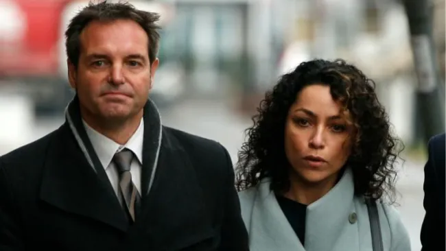 Eva Carneiro y su esposo arriban al tribunal